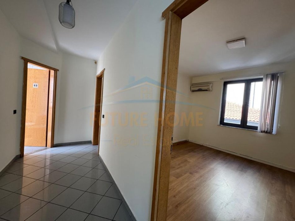 Tirane, jepet me qera Kati 1, 160 m² 1.200 € (RRUGA E DIBRES)