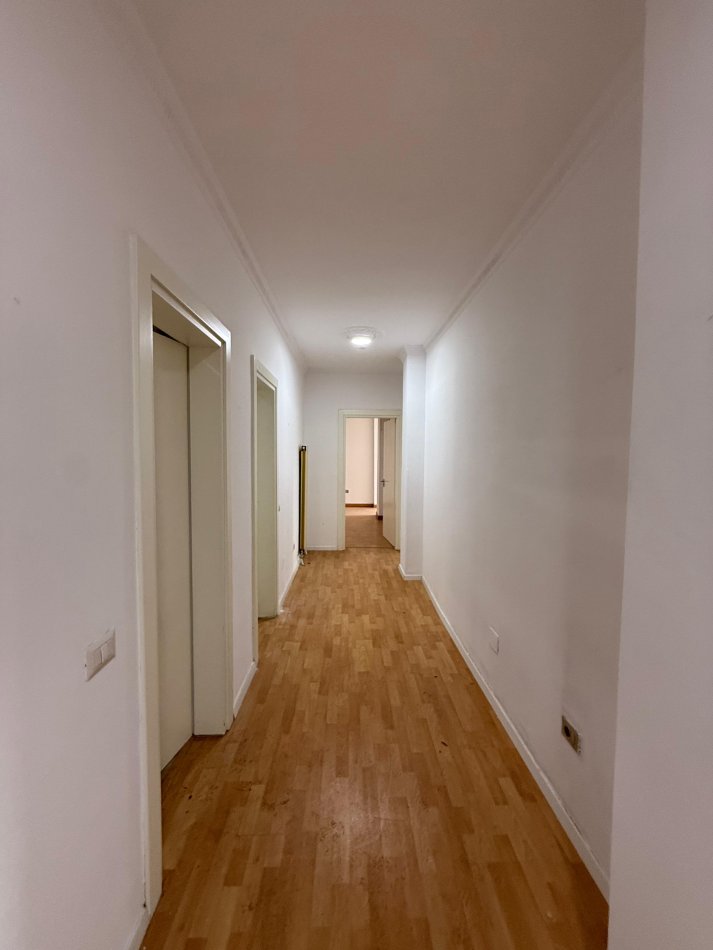 Tirane, jepet me qera ambjent biznesi Kati 3, 150 m² 1.500 € (Bllok)