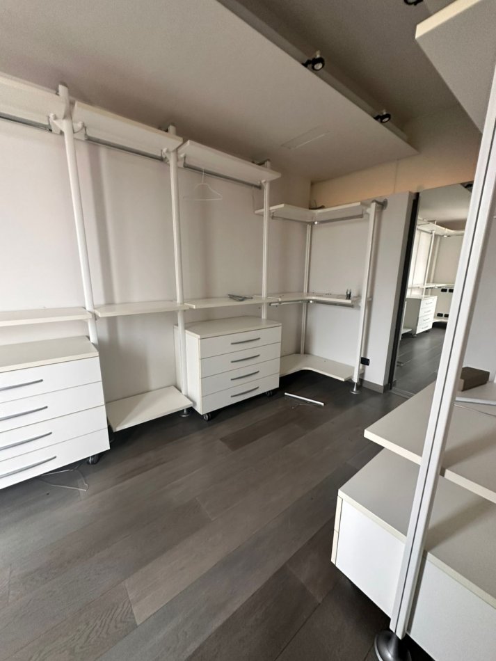 Tirane, jepet me qera zyre Kati 10, 190 m² 2.000 € (Qender)