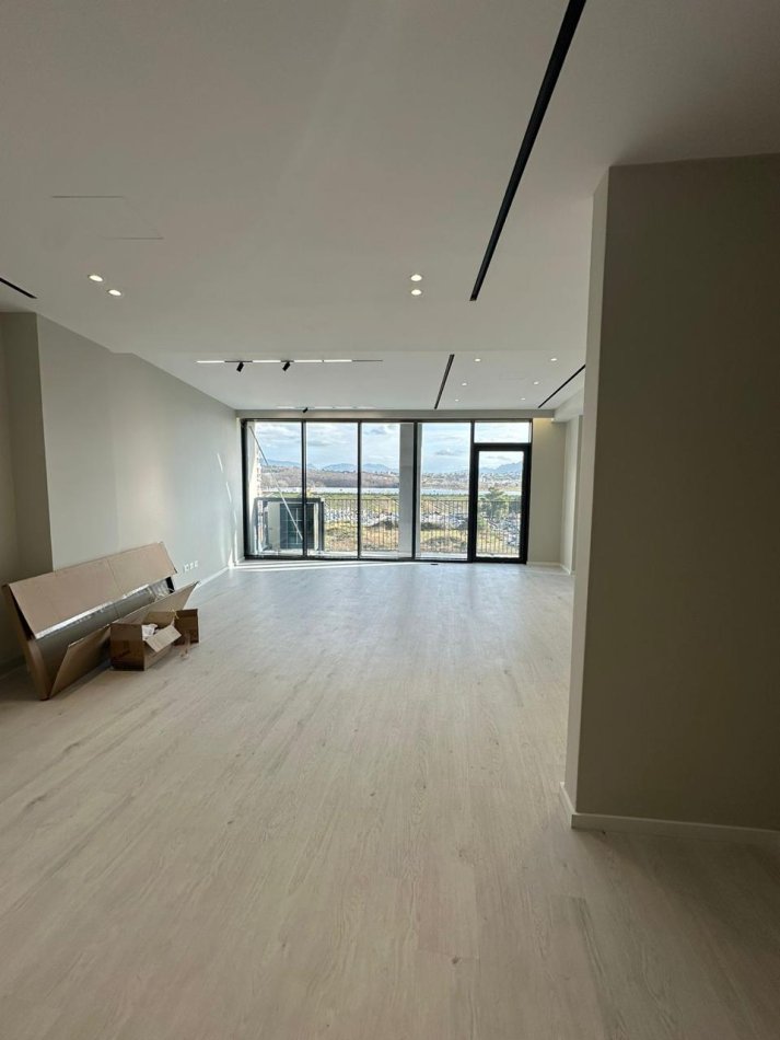 Tirane, jepet me qera apartament 2+1 , 125 m² 1.300 € 