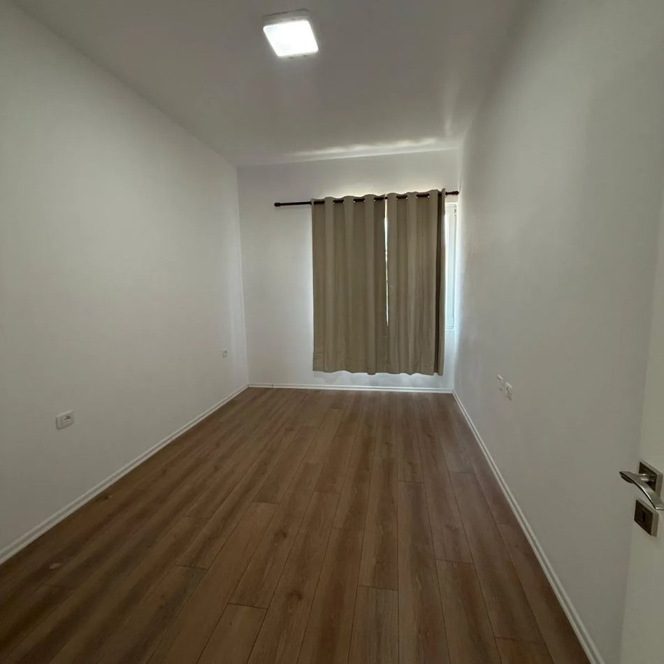 Tirane, jepet me qera zyre , 97 m² 650 € 