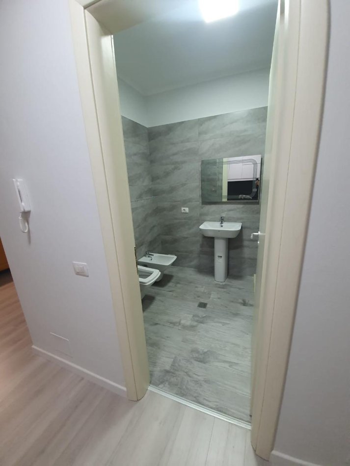Tirane, jepet me qera apartament 1+1 , 60 m² 600 € 
