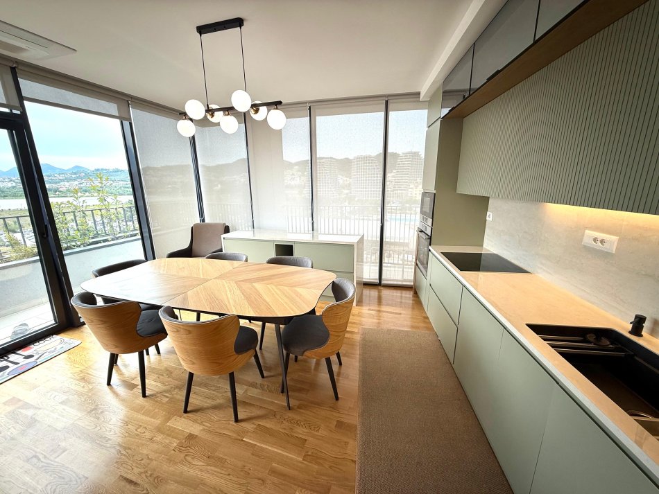 Tirane, shitet apartament 4+1+Ballkon , 214 m² 700.000 € 