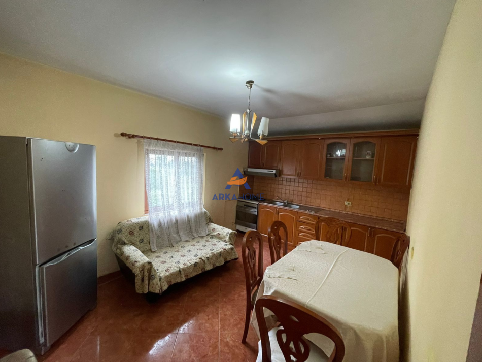 Tirane, jepet me qera shtepi 2+1+Ballkon Kati 3, 150 m² 400 € (Besnik Ceka)