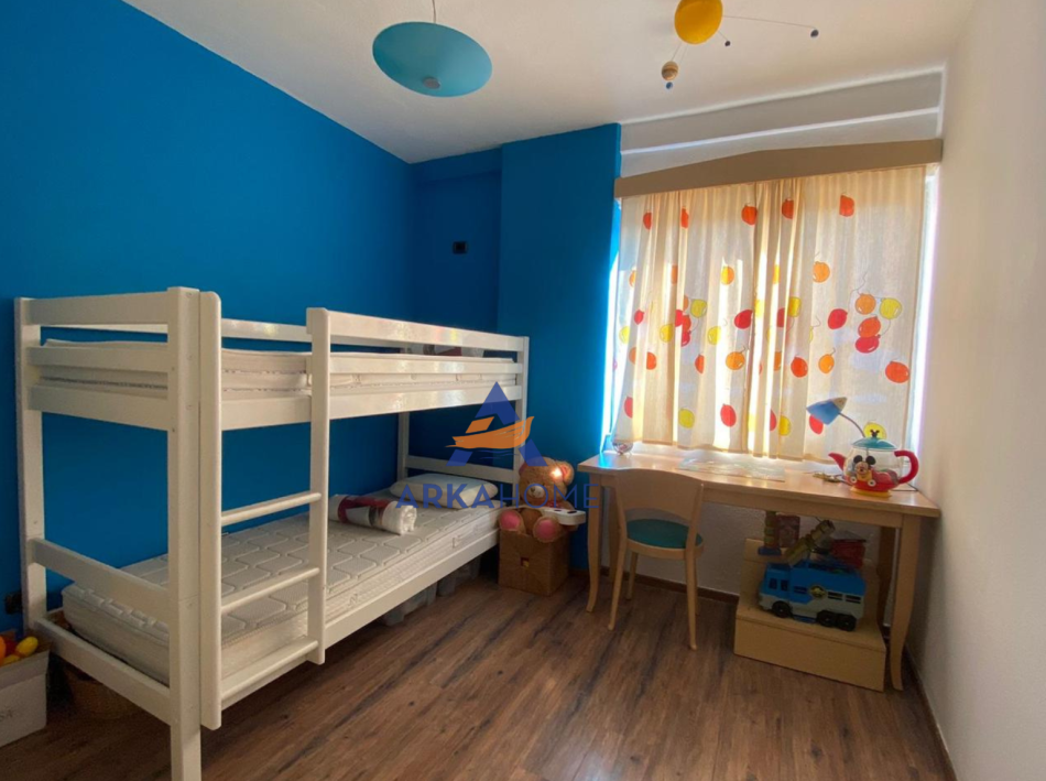 Tirane, jepet me qera apartament 2+1+Ballkon Kati 5, 120 m² 850 € (HOXHA TAHSIM)