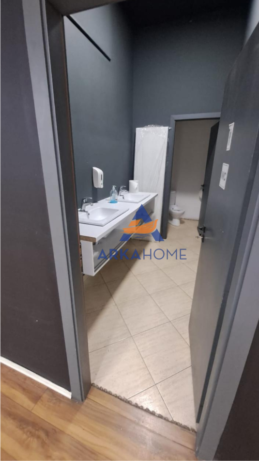Tirane, jepet me qera ambjent biznesi , 300 m²