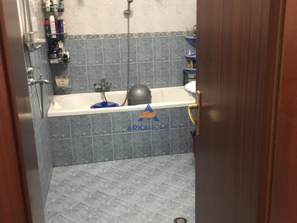 Tirane, jepet me qera apartament 1+1+Ballkon Kati 3, 100 m² 530 € (RRUGA HAXHI HYSEN DALLIU)