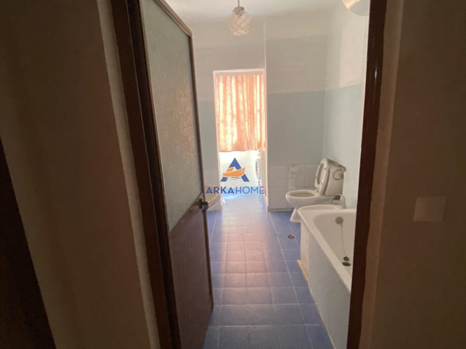 Tirane, jepet me qera apartament 2+1+Ballkon Kati 5, 100 m² 650 € (PRANE AMBASADES AMERIKANE RRUGA ALI VISHA)