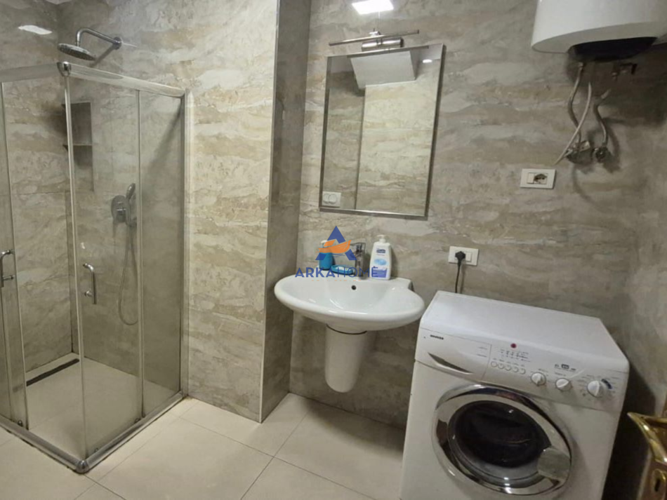 Tirane, jepet me qera apartament 2+1+Ballkon Kati 5, 95 m² 700 € (21 DHJETORI)