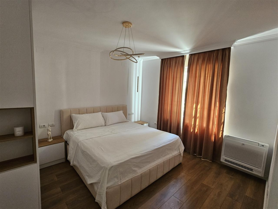 Tirane, jepet me qera apartament 1+1+Ballkon Kati 1, 71 m² 615 € (PRANE RRUGES SE KAVAJES)