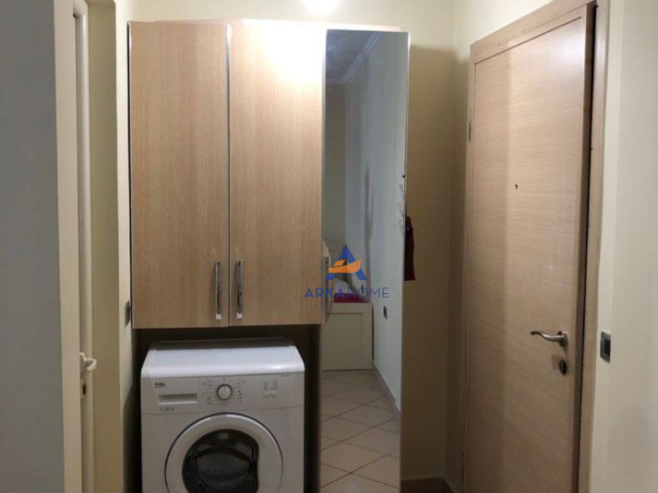 Tirane, jepet me qera apartament 1+1+Ballkon Kati 4, 65 m² 500 € (RRUGA E ZALLIT)