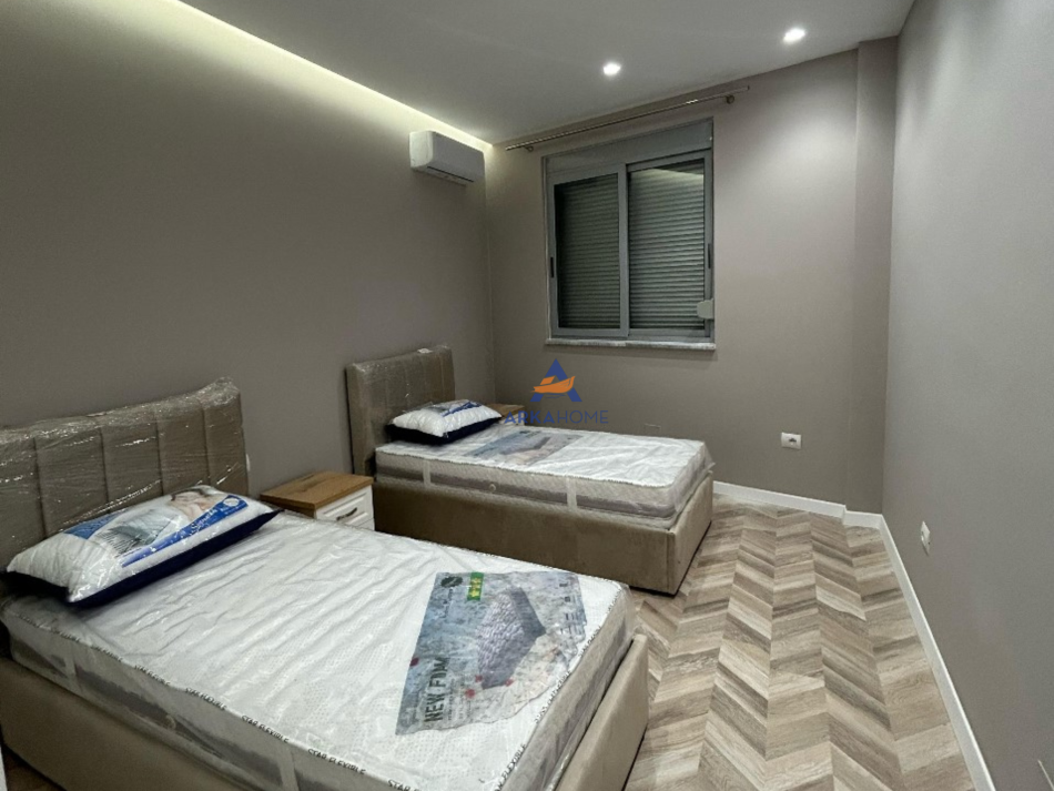 Tirane, jepet me qera apartament 2+1+Ballkon Kati 7, 120 m² 1.200 € (QENDER,9 KATSHET)