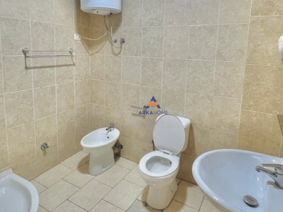 Tirane, jepet me qera apartament 1+1+Ballkon Kati 15, 60 m² 600 € (9 KATESHET)