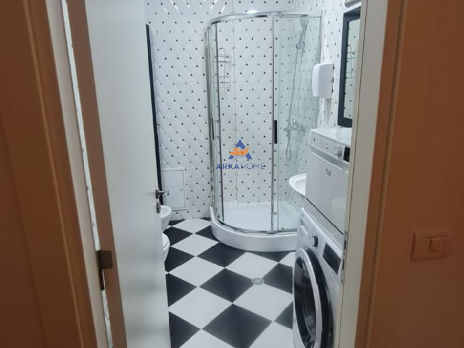 Tirane, jepet me qera apartament 1+1+Ballkon Kati 4, 70 m² 550 € (NDODHET PRANE KOMPLEKSIT VIND,ALI DEMI)