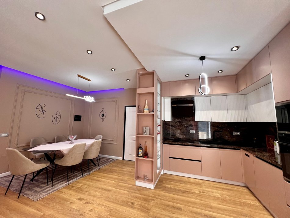 Tirane, jepet me qera apartament 2+1+Ballkon Kati 2, 116 m² 950 € (Liqeni i Farkës)