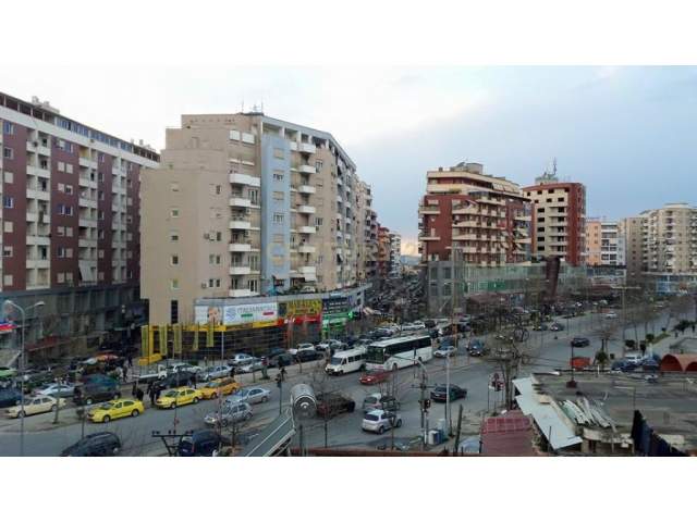 Tirane, jepet me qera ambjent biznesi Kati 2, 80 m² 400 Euro (Rruga Teodor Keko)