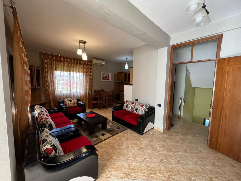 Tirane, jepet me qera apartament 3+1 Kati 2, 700 m² 700 € (Yzberisht)