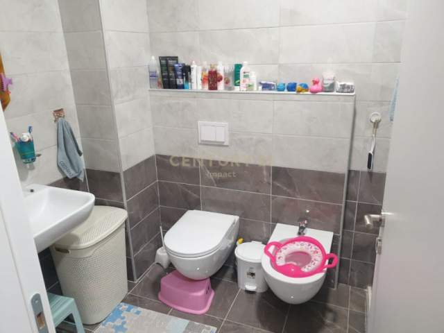 Tirane, shitet apartament 1+1+BLK Kati 3, 74 m² 89.000 Euro (Rruga e Durresit)