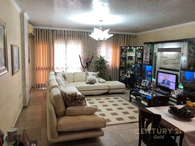 Tirane, ofert apartament 3+1+BLK Kati 5, 147 m² 130.000 Euro (5 Maji)