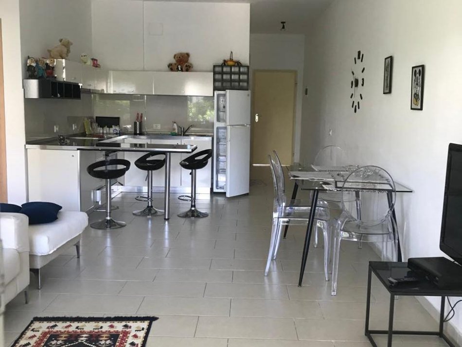 Gjiri i Lalzit, jepet me qera ditore apartament ne plazh 2+1 me oborr Kati 0, 100 m² (Gjiri i Lalzit Lura 1)