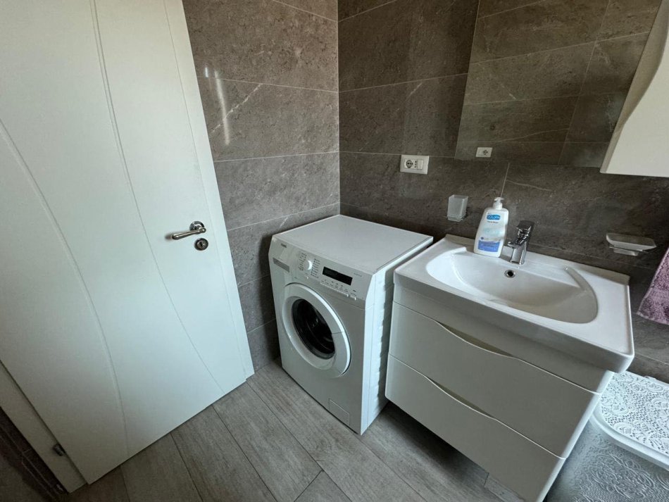 Tirane, jepet me qera apartament 1+1+Aneks Kati 4, 61 m² 550 € (Rr. e kavajes, 21 Dhjetori)
