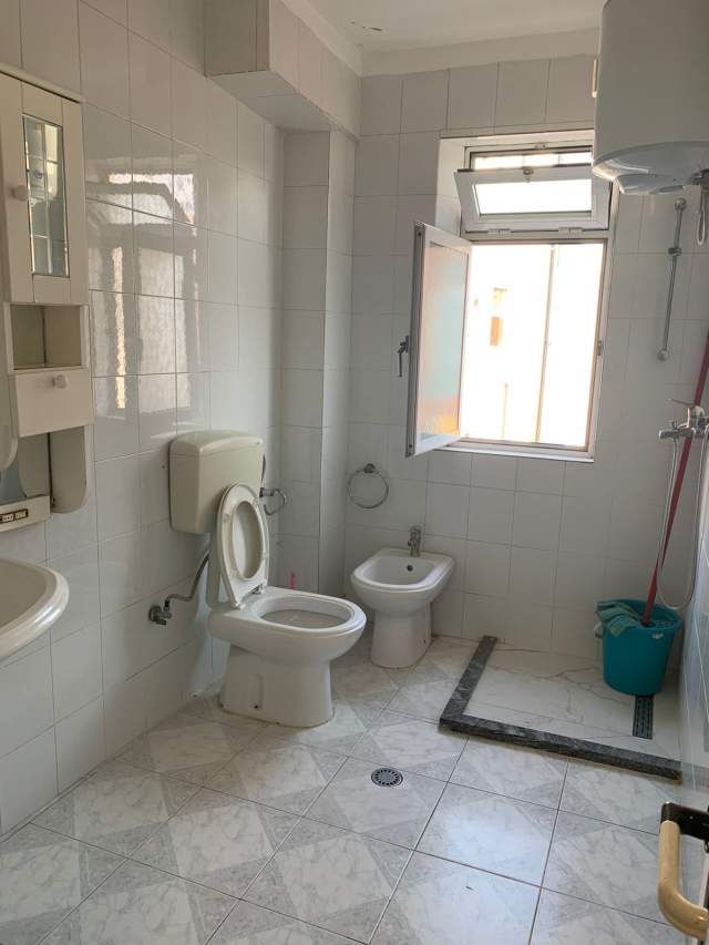 Tirane, jepet me qera apartament 1+1+BLK Kati 4, 85 m² 400 Euro (rruga Ferit Xhajko)