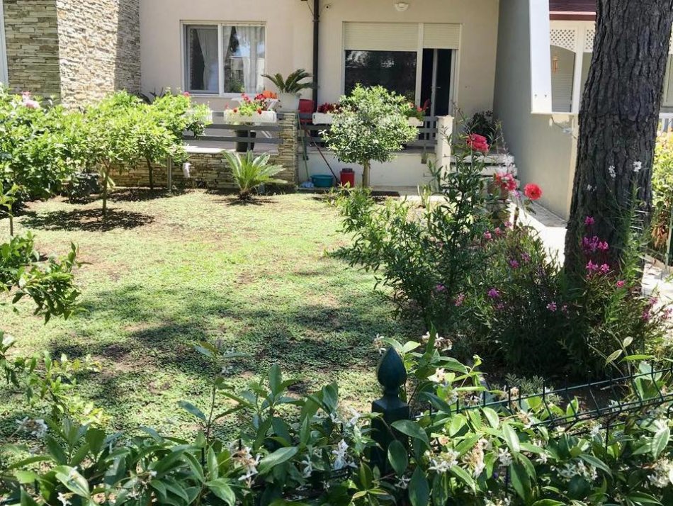 Gjiri i Lalzit, jepet me qera ditore apartament ne plazh 2+1 me oborr Kati 0, 100 m² (Gjiri i Lalzit Lura 1)