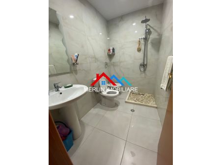 Tirane, jepet me qera apartament 2+1+1, 130 m² 1.000 Euro (Rruga e Barrikadave)