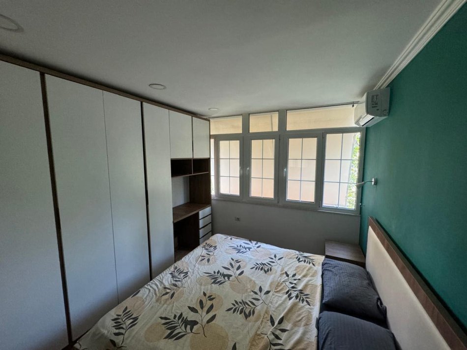 Tirane, jepet me qera apartament 1+1+Aneks Kati 4, 61 m² 550 € (Rr. e kavajes, 21 Dhjetori)