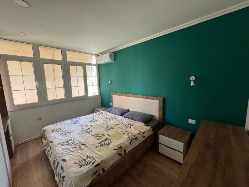 Tirane, jepet me qera apartament 1+1+Aneks Kati 4, 61 m² 550 € (Rr. e kavajes, 21 Dhjetori)