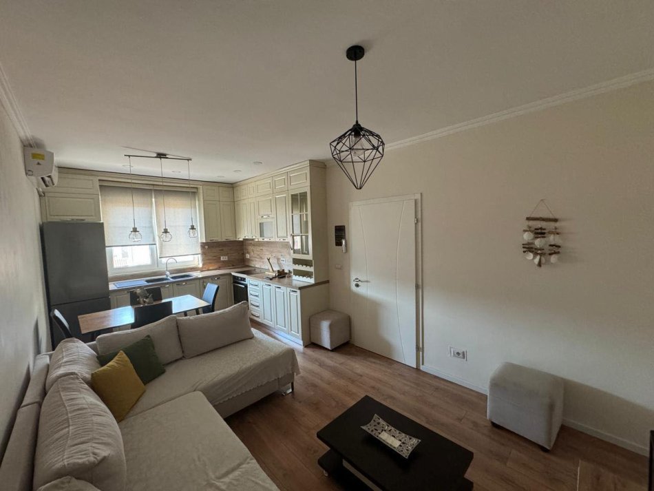 Tirane, jepet me qera apartament 1+1+Aneks Kati 4, 61 m² 550 € (Rr. e kavajes, 21 Dhjetori)