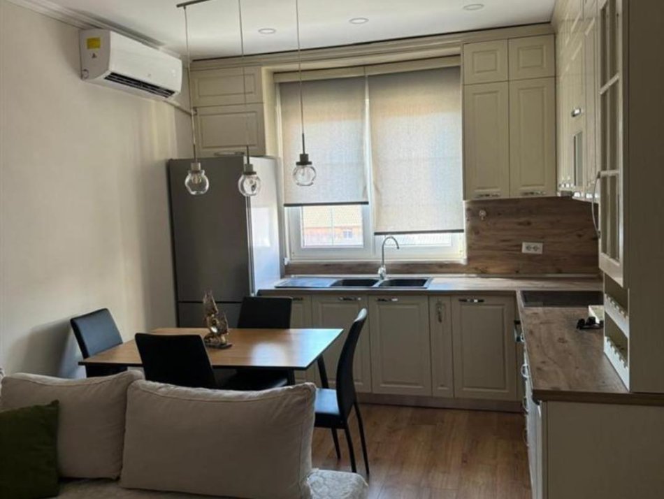 Tirane, jepet me qera apartament 1+1+Aneks Kati 4, 61 m² 550 € (Rr. e kavajes, 21 Dhjetori)