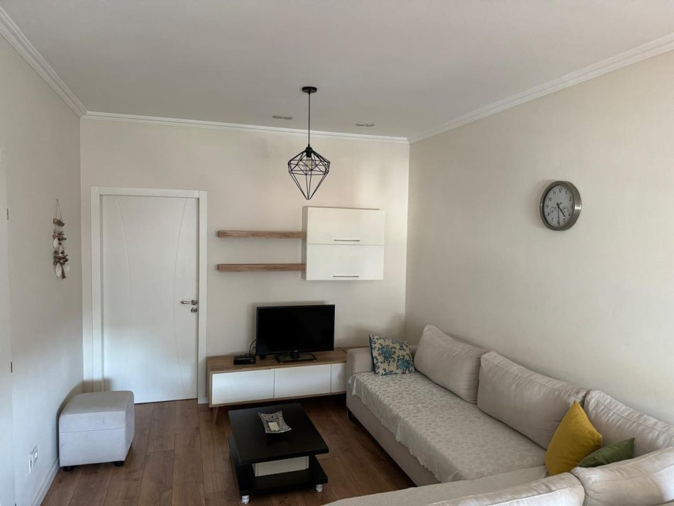 Tirane, jepet me qera apartament 1+1+Aneks Kati 4, 61 m² 550 € (Rr. e kavajes, 21 Dhjetori)