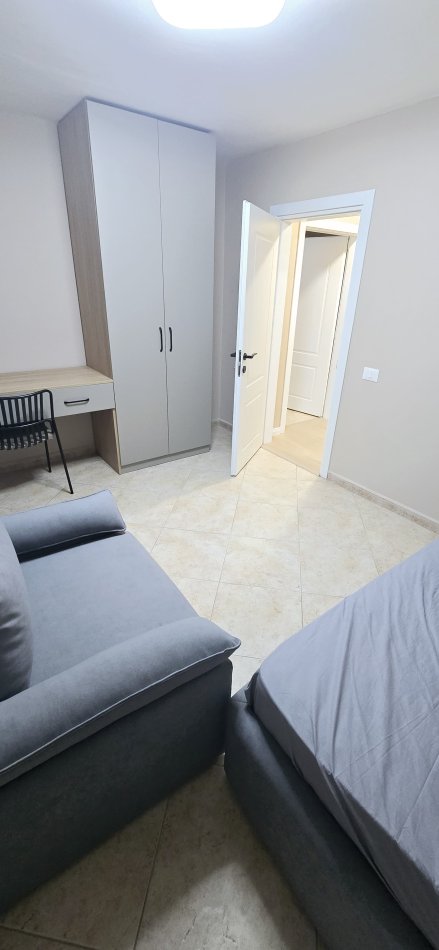 Tirane, jepet me qera apartament 3+1+Ballkon Kati 1, 135 m² 1.100 € (rruga haxji hysen dalliu)