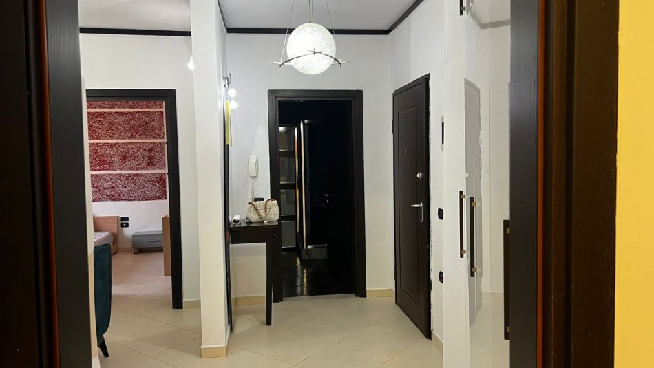 Tirane, jepet me qera apartament 2+1 Kati 3, 100 m² 749 € (Bllok)