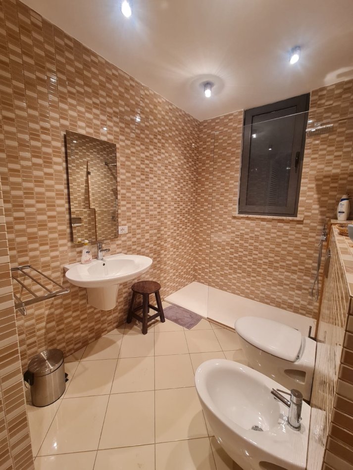 Tirane, jepet me qera apartament 1+1 Kati 7, 66 m² 700 € (Ne Bllok)