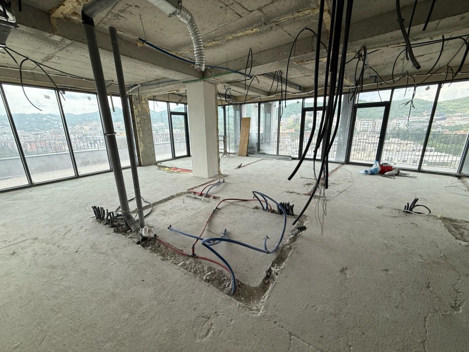 Tirane, jepet me qera ambjent biznesi Kati 15, 190 m² 5.000 € (liqeni artificial)