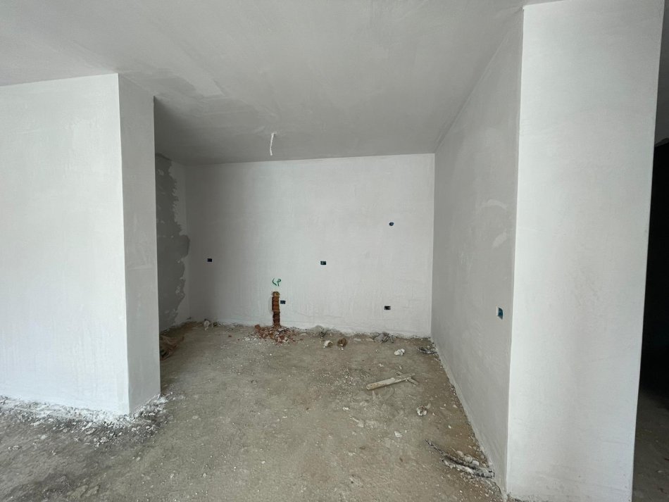 Shitet, Apartament 1+1, Liqeni i Thatë, Tiranë.