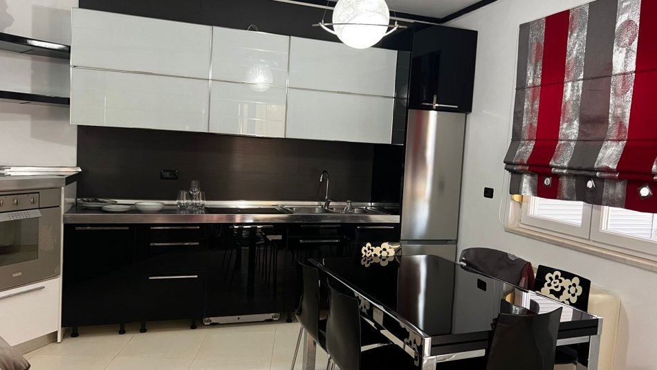 Tirane, jepet me qera apartament 2+1 Kati 3, 97 m² 750 € (Bllok)