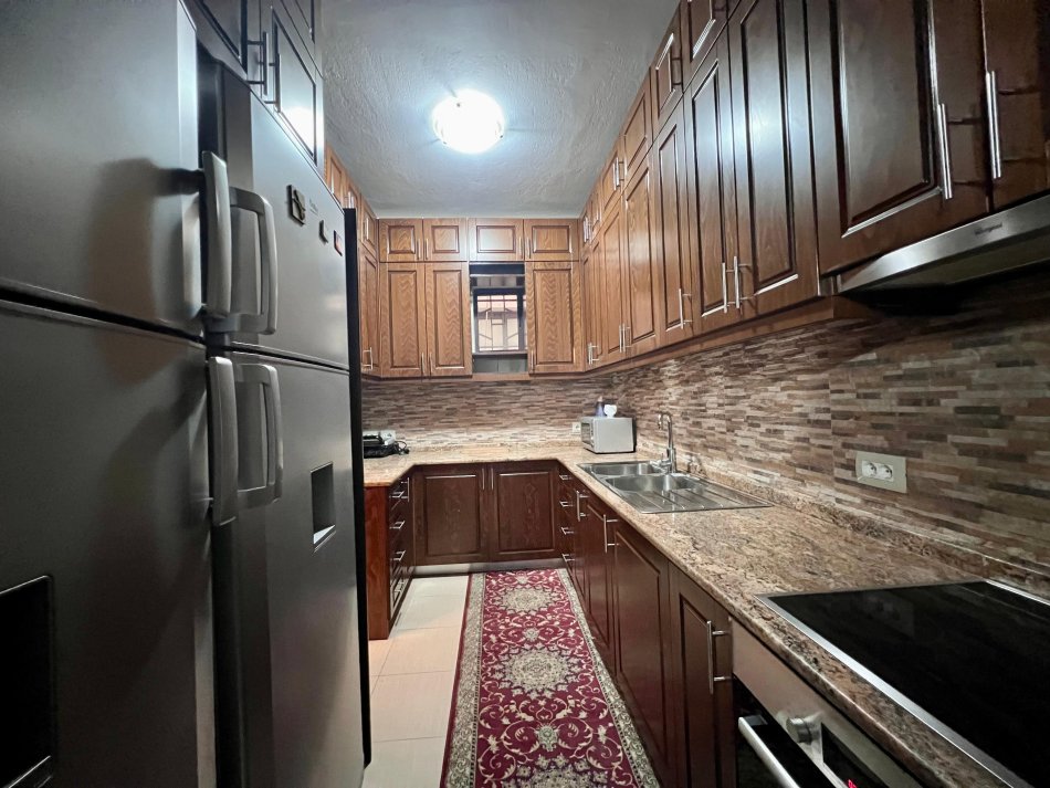 Tirane, jepet me qera apartament 2+1+Ballkon, Kati 10, 130 m² 1,000 € (Bllok)