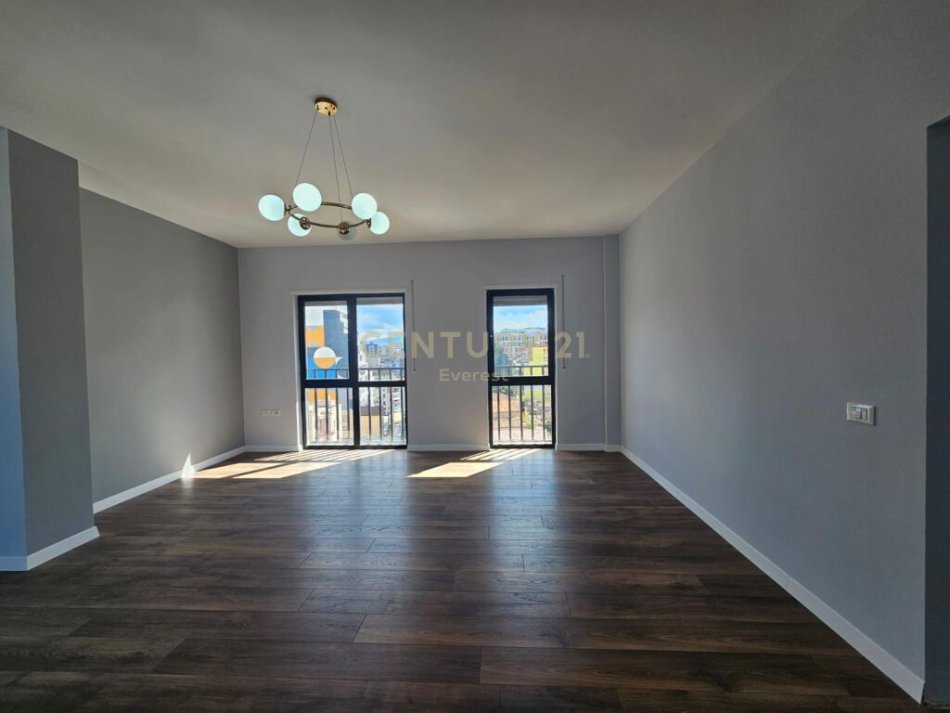 Tirane, shitet apartament 3+1+Ballkon Kati 8, 121 m² 216.000 € (Prane viles Gold ne rrugen e Dibres)