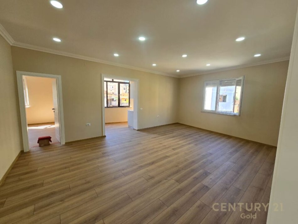 Tirane, shitet apartament 2+1+Ballkon Kati 3, 105 m² 165.000 € (Shesim Apartament 2+1 te Mine Peza)