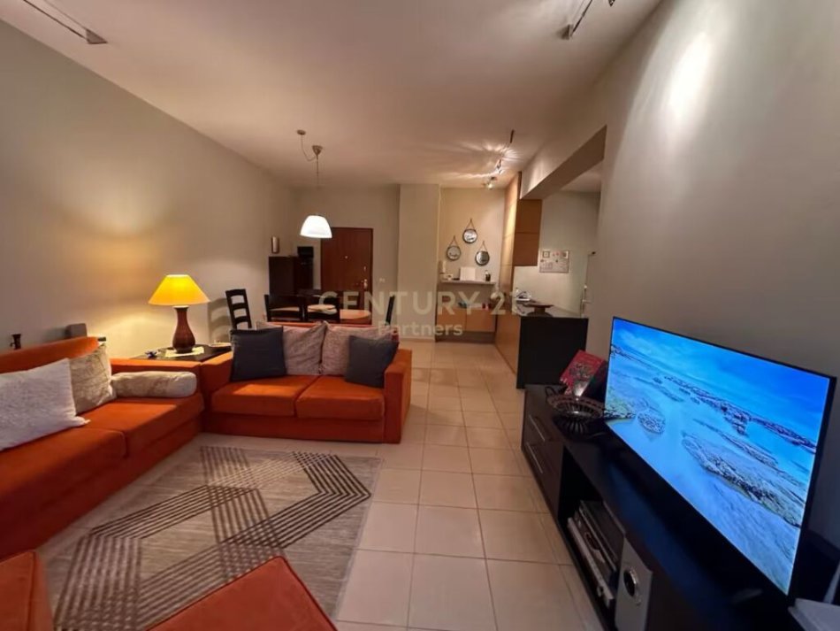 Tirane, jepet me qera apartament 2+1+Ballkon + PARKIM,  Kati 4, 97 m² 600 € (Rruga Barrikadave, prane qendres se Tiranes.)