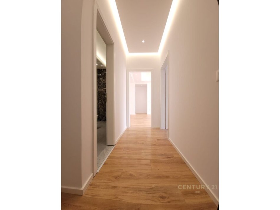 Tirane, shitet apartament 2+1+Ballkon Kati 7, 95 m² 210.000 € (prane rrethrrotullimit tek Zogu i Zi)