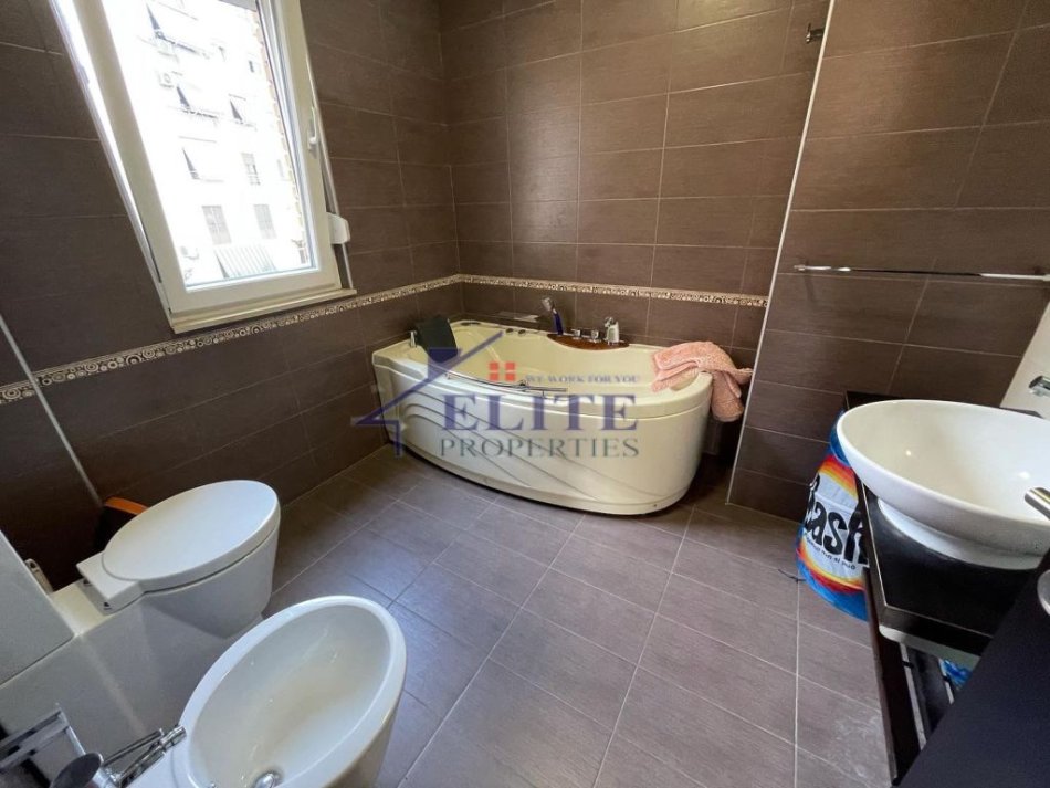 Tirane, jepet me qera apartament 2+1+Ballkon Kati 2, 124 m² 700 € (Myslym Shyri)