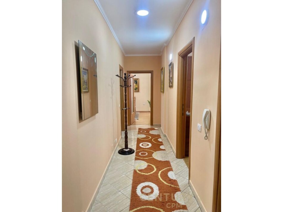 Tirane, jepet me qera apartament 2+1 Kati 3, 110 m² 700 € (kompleksi Kika 1, ne Komunen e Parisit,)