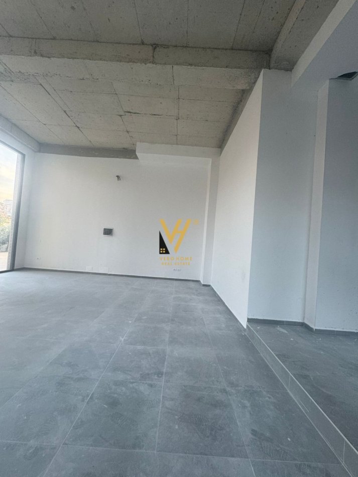 Tirane, jepet me qera dyqan Kati 0, 85 m² 1.200 € (OXHAKU)