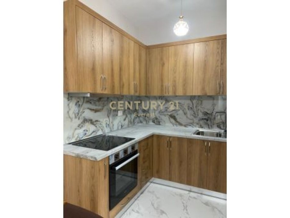 Tirane, jepet me qera apartament 2+1 Kati 6, 115 m² 500 € (pallat i ri tek kthesa e Kamzes,)