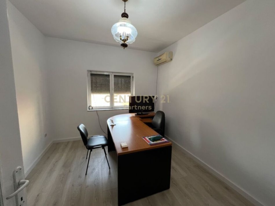 Tirane, jepet me qera apartament 3+1 Kati 2, 156 m² 600 € (apartament 3+1 me qira tek Gjimnazi Çajupi, prane Shkolles se Bashkuar dhe QSUT)