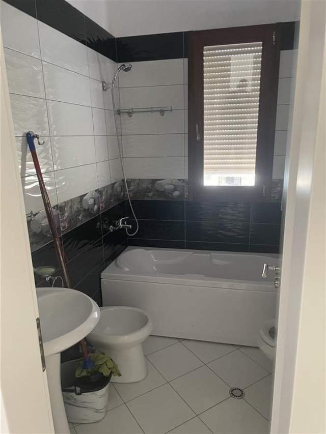 Tirane, jepet me qera Penthouse 2+1 Kati 5, 202 m² 600 Euro (Kopshti Botanik)